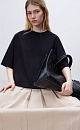 Oversize футболка из хлопка. Модель свободного силуэта со спущенной линией плеч, круглым вырезом горловины и арочным низом.