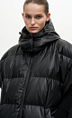 Oversize жилет из экокожи. Модель свободного силуэта с боковыми карманами, отстегивающимся капюшоном и застежкой на молнию. 