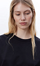 Oversize футболка из хлопка. Модель свободного силуэта со спущенной линией плеч, круглым вырезом горловины и арочным низом.